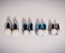 Carregar imagem no visualizador da galeria, Sapatinho Pompom mint /cru