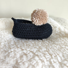 Carregar imagem no visualizador da galeria, Sapatinho Pompom preto/bege