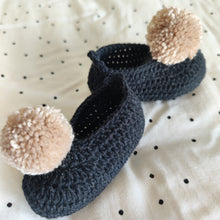 Carregar imagem no visualizador da galeria, Sapatinho Pompom preto/bege