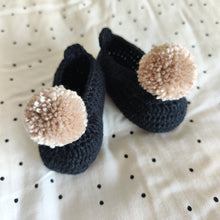 Carregar imagem no visualizador da galeria, Sapatinho Pompom preto/bege