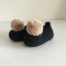 Carregar imagem no visualizador da galeria, Sapatinho Pompom preto/bege