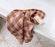 Carregar imagem no visualizador da galeria, Musselina Vichy mauve/caramelo 70x70cm