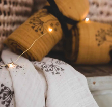 Carregar imagem no visualizador da galeria, Musselina Flor mostarda 70x70cm