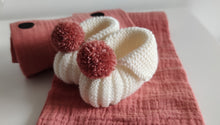 Carregar imagem no visualizador da galeria, Sapatinho Pompom  lã cru/ blush