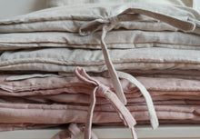 Carregar imagem no visualizador da galeria, Edredão com Almofada Linho