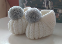 Carregar imagem no visualizador da galeria, Sapatinho Pompom lã cru/cinza