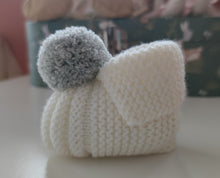 Carregar imagem no visualizador da galeria, Sapatinho Pompom lã cru/cinza