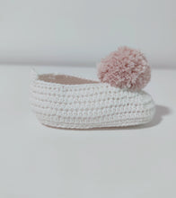 Carregar imagem no visualizador da galeria, Sapatinhos Pompom cru/rosa