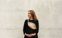 Carregar imagem no visualizador da galeria, Banana Bag On The Go bege