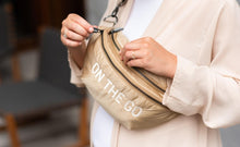 Carregar imagem no visualizador da galeria, Banana Bag On The Go bege