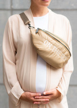 Carregar imagem no visualizador da galeria, Banana Bag On The Go bege