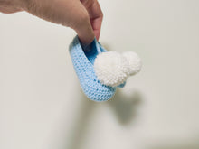 Load image into Gallery viewer, Sapatinho Pompom azul/cru
