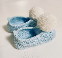 Load image into Gallery viewer, Sapatinho Pompom azul/cru
