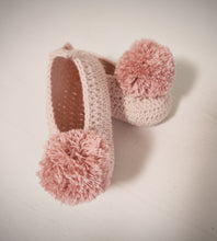 Load image into Gallery viewer, Sapatinho Pompom rosa/rosa
