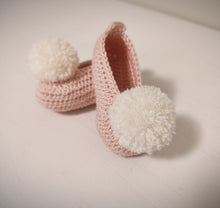 Load image into Gallery viewer, Sapatinhos Pompom rosa/cru
