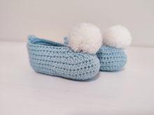 Load image into Gallery viewer, Sapatinho Pompom azul/cru

