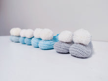 Load image into Gallery viewer, Sapatinho Pompom azul/cru
