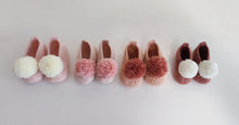 Load image into Gallery viewer, Sapatinho Pompom rosa/rosa
