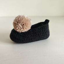 Load image into Gallery viewer, Sapatinho Pompom preto/bege
