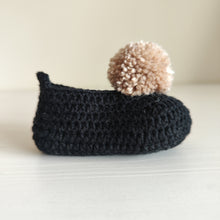 Load image into Gallery viewer, Sapatinho Pompom preto/bege
