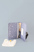 Load image into Gallery viewer, Carteira muda/fraldas Cosmic
