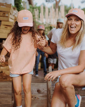 Cargar imagen en el visor de la galería, Boné Mini Coral criança
