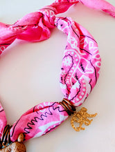 Load image into Gallery viewer, Colar bandana Rosa
