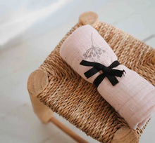 Carregar imagem no visualizador da galeria, Musselina Flor rosa 70x70cm
