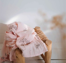Carregar imagem no visualizador da galeria, Musselina Flor rosa 70x70cm
