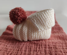 Load image into Gallery viewer, Sapatinho Pompom  lã cru/ blush
