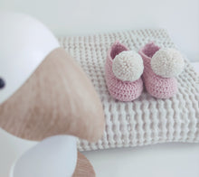 Load image into Gallery viewer, Sapatinhos Pompom rosa/cru
