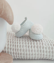 Load image into Gallery viewer, Sapatinho Pompom azul claro/cru
